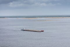 Una gabarra industrial lleva el cargo a través del río Una nave flotante Alzando, nave industrial Landsapes imagen de archivo libre de regalías Una gabarra industrial lleva el cargo a través del río Una nave flotante Alzando, nave industrial Landsapes imagen de archivo libre de regalías