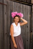 Una giovane donna con le peonie immagine stock Una giovane donna con le peonie immagine stock