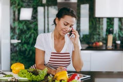 Una giovane donna passa il tempo a casa, nella cucina e nel roo fotografie stock Una giovane donna passa il tempo a casa, nella cucina e nel roo fotografie stock