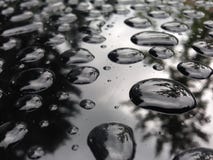 Una goccia di acqua su un'automobile Immagini Stock Una goccia di acqua su un'automobile Immagini Stock