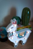 Una llama de moda embroma la situación de la lámpara de la noche en una cabecera en amanecer o luz de la salida del sol fotos de archivo libres de regalías Una llama de moda embroma la situación de la lámpara de la noche en una cabecera en amanecer o luz de la salida del sol fotos de archivo libres de regalías