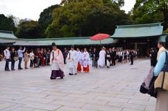 Una línea de gente que camina en una capilla en una ceremonia de boda imagenes de archivo Una línea de gente que camina en una capilla en una ceremonia de boda imagenes de archivo