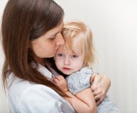 Una madre está celebrando a una muchacha enferma. imagenes de archivo Una madre está celebrando a una muchacha enferma. imagenes de archivo