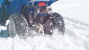 Una moto de nieve que monta del hombre del bosque A del invierno y superación de la nieve almacen de metraje de vídeo Una moto de nieve que monta del hombre del bosque A del invierno y superación de la nieve almacen de metraje de vídeo