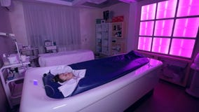 Una muchacha disfruta del procedimiento del masaje hidr?ulico y de abrigos con chromotherapy en balneario metrajes Una muchacha disfruta del procedimiento del masaje hidr?ulico y de abrigos con chromotherapy en balneario metrajes