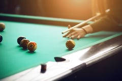 Una muchacha en un suéter verde que juega billares foto de archivo libre de regalías Una muchacha en un suéter verde que juega billares foto de archivo libre de regalías