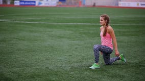 Una muchacha muscular hermosa en medias y un chaleco hace un calentamiento en el estadio Crossfit, aptitud, forma de vida sana metrajes Una muchacha muscular hermosa en medias y un chaleco hace un calentamiento en el estadio Crossfit, aptitud, forma de vida sana metrajes