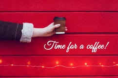 Una muchacha sostiene una taza de café o de té foto de archivo libre de regalías Una muchacha sostiene una taza de café o de té foto de archivo libre de regalías