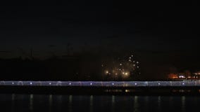 Una muchedumbre de gente en el puente que mira un fuego artificial y que celebra un día de fiesta metrajes Una muchedumbre de gente en el puente que mira un fuego artificial y que celebra un día de fiesta metrajes