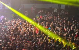 Una muchedumbre grande de gente en un concierto en el sol fotografía de archivo Una muchedumbre grande de gente en un concierto en el sol fotografía de archivo