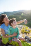 Una mujer con un muchacho encima de una montaña Foto de archivo libre de regalías Una mujer con un muchacho encima de una montaña Foto de archivo libre de regalías