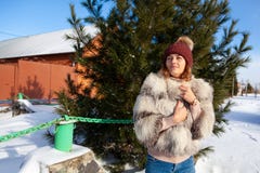 Una mujer joven en capa caliente fotografía de archivo libre de regalías Una mujer joven en capa caliente fotografía de archivo libre de regalías