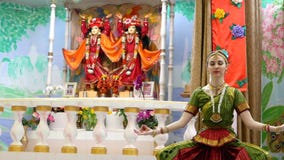 Una mujer joven preciosa en traje de la danza tradicional almacen de video Una mujer joven preciosa en traje de la danza tradicional almacen de video