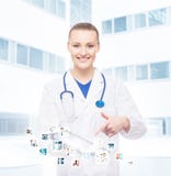 Una mujer profesional y alegre del doctor con una tableta foto de archivo Una mujer profesional y alegre del doctor con una tableta foto de archivo