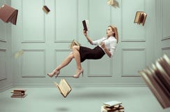Una mujer relajada eleva y mantiene flotando en un cuarto fotos de archivo Una mujer relajada eleva y mantiene flotando en un cuarto fotos de archivo