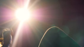 Una mujer retroiluminada lanza sacadores rápidos almacen de metraje de vídeo Una mujer retroiluminada lanza sacadores rápidos almacen de metraje de vídeo