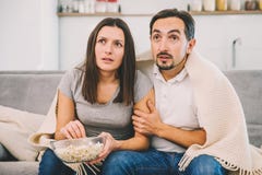 Una mujer y un marido que vagan la TV imagenes de archivo Una mujer y un marido que vagan la TV imagenes de archivo