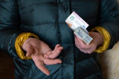 Una más vieja mujer mayor sostiene los billetes de banco EURO - del este - pensión europea del sueldo fotos de archivo libres de regalías Una más vieja mujer mayor sostiene los billetes de banco EURO - del este - pensión europea del sueldo fotos de archivo libres de regalías