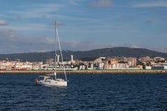 Una navegación del velero por el mar fotos de archivo libres de regalías Una navegación del velero por el mar fotos de archivo libres de regalías