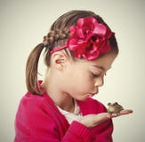 Pequeña princesa linda que besa una rana fotos de archivo libres de regalías Pequeña princesa linda que besa una rana fotos de archivo libres de regalías