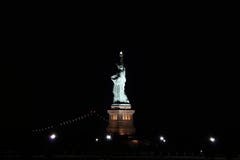 Una noche con la estatua de la libertad en New York City fotografía de archivo libre de regalías Una noche con la estatua de la libertad en New York City fotografía de archivo libre de regalías