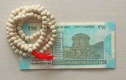 Una nuova banconota dell'India con una denominazione di 50 rupie Valuta indiana L'altro lato, la biga di Hampi e rosario, perle d fotografia stock libera da diritti Una nuova banconota dell'India con una denominazione di 50 rupie Valuta indiana L'altro lato, la biga di Hampi e rosario, perle d fotografia stock libera da diritti