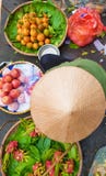 Una opinión superior el vendedor ambulante de calle de Vietnam con las frutas y verduras exhibidas para la venta fotos de archivo Una opinión superior el vendedor ambulante de calle de Vietnam con las frutas y verduras exhibidas para la venta fotos de archivo