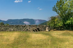 Una pared de piedra con pasos incorporada a ella fotografía de archivo libre de regalías Una pared de piedra con pasos incorporada a ella fotografía de archivo libre de regalías