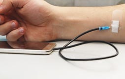 Una persona dedita di tecnologia Il concetto di dipendenza dallo smartphone, telefono fotografia stock libera da diritti Una persona dedita di tecnologia Il concetto di dipendenza dallo smartphone, telefono fotografia stock libera da diritti