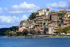 Una piccola città italiana vicino al lago immagine stock libera da diritti Una piccola città italiana vicino al lago immagine stock libera da diritti