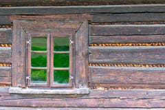 Una piccola finestra nella parete di vecchia casa di legno fotografie stock Una piccola finestra nella parete di vecchia casa di legno fotografie stock