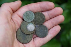 Una pila de cobre viejo y de monedas de plata en la palma de su mano fotos de archivo Una pila de cobre viejo y de monedas de plata en la palma de su mano fotos de archivo