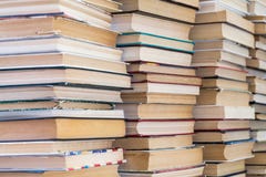 Una pila di libri con le coperture variopinte La biblioteca o la libreria Libri o manuali Istruzione e lettura fotografia stock libera da diritti Una pila di libri con le coperture variopinte La biblioteca o la libreria Libri o manuali Istruzione e lettura fotografia stock libera da diritti
