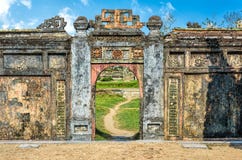 Una puerta hermosa en la ciudad púrpura prohibida famosa en Vietnam imagenes de archivo Una puerta hermosa en la ciudad púrpura prohibida famosa en Vietnam imagenes de archivo