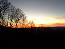 Una puesta del sol magnífica en la pendiente al valle fotos de archivo Una puesta del sol magnífica en la pendiente al valle fotos de archivo