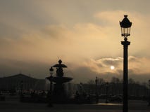 Una puesta del sol sobre el río el Sena en París foto de archivo Una puesta del sol sobre el río el Sena en París foto de archivo
