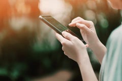 Una ragazza che cerca alcuni dati dal suo smartphone immagine stock Una ragazza che cerca alcuni dati dal suo smartphone immagine stock