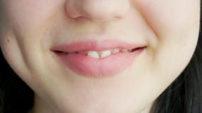Una ragazza con le grandi risate e sorrisi delle labbra video d archivio Una ragazza con le grandi risate e sorrisi delle labbra video d archivio