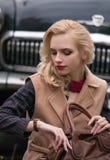 Una ragazza esamina l'orologio sul suo braccio immagini stock Una ragazza esamina l'orologio sul suo braccio immagini stock