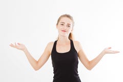 Una ragazza felice spande le sue mani su un fondo isolato bianco Donna in camicia fotografie stock libere da diritti Una ragazza felice spande le sue mani su un fondo isolato bianco Donna in camicia fotografie stock libere da diritti