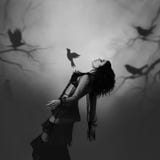 Una ragazza nel nero, vestito d'annata che posa contro lo sfondo di una foresta triste, che è creata dal proiettore immagini stock Una ragazza nel nero, vestito d'annata che posa contro lo sfondo di una foresta triste, che è creata dal proiettore immagini stock