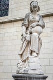 Una scultura bianca di un'acqua di versamento della donna da una brocca a Brussel immagine stock Una scultura bianca di un'acqua di versamento della donna da una brocca a Brussel immagine stock
