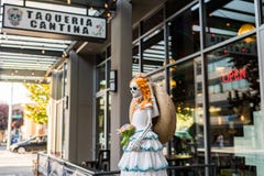 Una scultura di una sposa di scheletro all'entrata della cantina di Taqueria a Seattle fotografia stock Una scultura di una sposa di scheletro all'entrata della cantina di Taqueria a Seattle fotografia stock