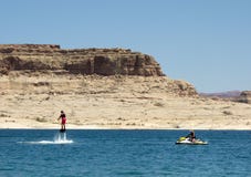 Una situación del hombre en los jets del agua en un depósito en el desierto imagen de archivo libre de regalías Una situación del hombre en los jets del agua en un depósito en el desierto imagen de archivo libre de regalías