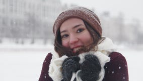 Una situación sonriente joven de la mujer en invierno afuera Bufanda blanca que lleva almacen de metraje de vídeo Una situación sonriente joven de la mujer en invierno afuera Bufanda blanca que lleva almacen de metraje de vídeo