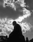 Una statua davanti al teatro dell'opera di Kyiv o di Kiev, Ucraina Fotografia Stock Una statua davanti al teatro dell'opera di Kyiv o di Kiev, Ucraina Fotografia Stock