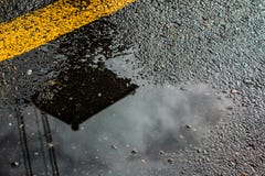 Una strada bagnata immagine stock libera da diritti Una strada bagnata immagine stock libera da diritti