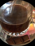Una taza de café con una porción simple del chocolate fotografía de archivo libre de regalías Una taza de café con una porción simple del chocolate fotografía de archivo libre de regalías