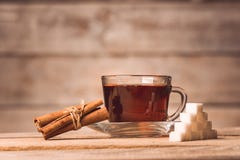 Una tazza con tè, zucchero e cannella immagini stock Una tazza con tè, zucchero e cannella immagini stock