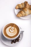 Una tazza di caffè con arte del Latte fotografia stock libera da diritti Una tazza di caffè con arte del Latte fotografia stock libera da diritti